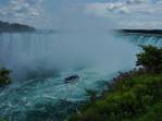Barco abarrotado de turistas se aproxima das Niagara Falls, na fronteira do Canadá e Estados Unidos